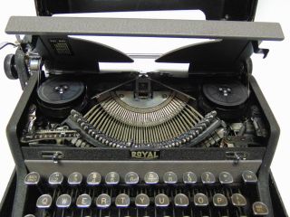 Vintage 1948 ROYAL QUIET DELUXE PORTABLE TYPEWRITER GLASS TOMBSTONE KEYS 7