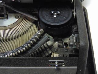 Vintage 1948 ROYAL QUIET DELUXE PORTABLE TYPEWRITER GLASS TOMBSTONE KEYS 9