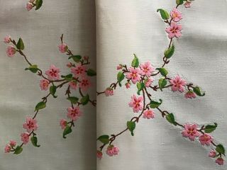 GORGEOUS VINTAGE LINEN HAND EMBROIDERED TABLECLOTH TRAILING PINK BLOSSOMS 10