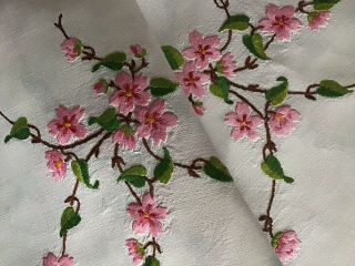 GORGEOUS VINTAGE LINEN HAND EMBROIDERED TABLECLOTH TRAILING PINK BLOSSOMS 2