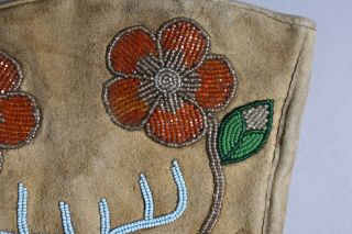 Pictorial Beaded Gauntlet Gloves / Native American Plateau - Plains / 1890 - 1920 ' s 10