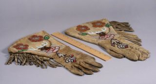 Pictorial Beaded Gauntlet Gloves / Native American Plateau - Plains / 1890 - 1920 ' s 12