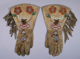 Pictorial Beaded Gauntlet Gloves / Native American Plateau - Plains / 1890 - 1920 