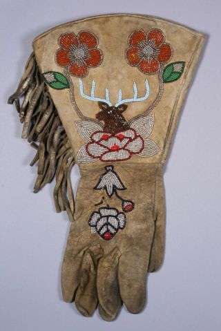 Pictorial Beaded Gauntlet Gloves / Native American Plateau - Plains / 1890 - 1920 ' s 4