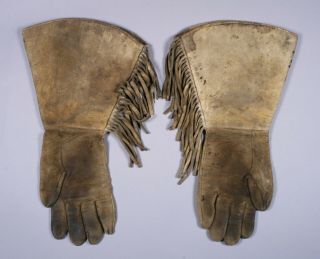 Pictorial Beaded Gauntlet Gloves / Native American Plateau - Plains / 1890 - 1920 ' s 7