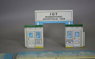 Marx Igy Arctic Playset - Front Gate And 6 Walls