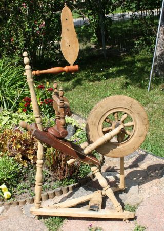 Antique primitive Saxonian wooden spinning wheel,  19th cent. 2