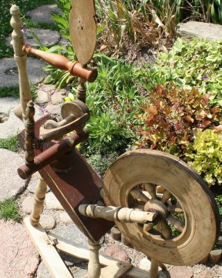 Antique primitive Saxonian wooden spinning wheel,  19th cent. 4