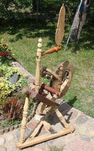 Antique primitive Saxonian wooden spinning wheel,  19th cent. 6