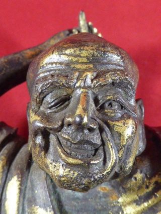 STUNNING ANTIQUE CHINESE GILT BRONZE FIGURE OF A MAN WITH A BACK SCRATCHER c1880 7