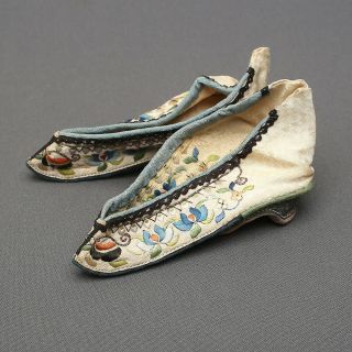 ANTIQUES CHINESE EMBROIDERED SILK SHOES CHINA QING DYNASTY EMBROIDERY 4