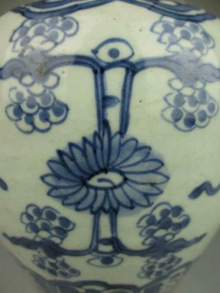 Chinese 18th antique porcelain white and blue Decorative pattern Jar 2