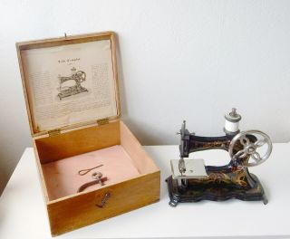 Rare.  Museum Hand Crank Toy Sewing Machine Coudre Nähmaschine Maquina De Coser