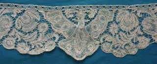 185 cms 18th century Brabant bobbin lace border 2
