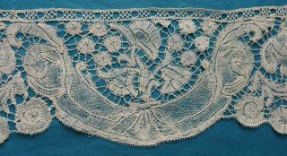 185 cms 18th century Brabant bobbin lace border 3