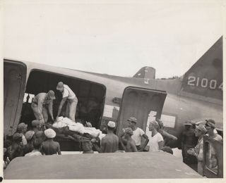 US NAVY BOMBS JAPANESE BASES AT PALAU & PELELIU (6 PHOTOS) - 1944 11