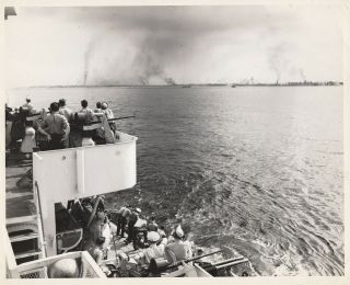 US NAVY BOMBS JAPANESE BASES AT PALAU & PELELIU (6 PHOTOS) - 1944 5