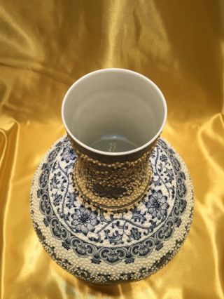 Chinoiserie Asian Thin Texture Blue Cobalt White Ceramic Vase Jingdezhen history 2