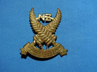Wwi - Wwii Zealand Cap Hat Badge,  Nz 3i Whakatangata Kia Kaha (221)