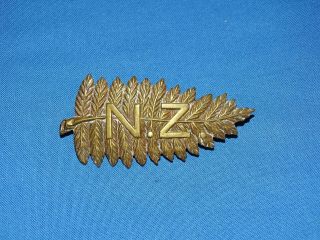 Wwi - Wwii Zealand Cap Hat Badge,  N.  Z.  (180)