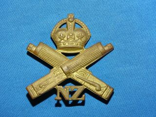 Wwi - Wwii Zealand Cap Hat Badge,  Nz Machine Gun (227)