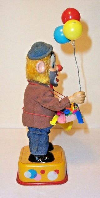 VINTAGE 1960 ' s CLOWN BALLOON VENDOR BATTERY OPERATED CIRCUS CARNIVAL TIN TOY 5