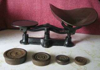 Antique Vintage Cast Iron Scale With 4 Weight