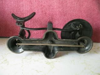 ANTIQUE VINTAGE CAST IRON SCALE WITH 4 WEIGHT 4