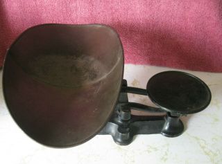 ANTIQUE VINTAGE CAST IRON SCALE WITH 4 WEIGHT 6