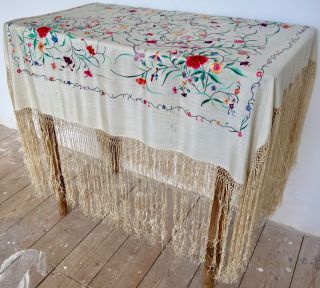 Stunning Vintage Embroidered Ivory Silk Piano Shawl Tablecloth 9