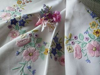 VINTAGE HAND EMBROIDERED TABLECLOTH - EXQUISITE FLOWER CIRCLE/EXHIBITION QUALITY 12