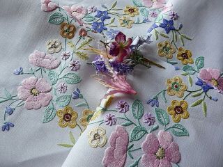 VINTAGE HAND EMBROIDERED TABLECLOTH - EXQUISITE FLOWER CIRCLE/EXHIBITION QUALITY 2