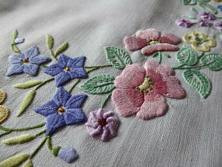 VINTAGE HAND EMBROIDERED TABLECLOTH - EXQUISITE FLOWER CIRCLE/EXHIBITION QUALITY 3