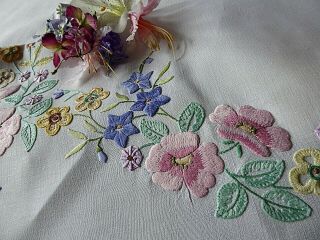 VINTAGE HAND EMBROIDERED TABLECLOTH - EXQUISITE FLOWER CIRCLE/EXHIBITION QUALITY 4
