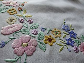 VINTAGE HAND EMBROIDERED TABLECLOTH - EXQUISITE FLOWER CIRCLE/EXHIBITION QUALITY 6