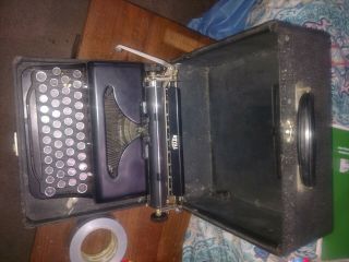 Early 1900 ' s black Vintage Royal typewriter with case in 6