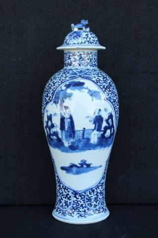 A lidded 19th century Chinese export vase with a garden scene 3