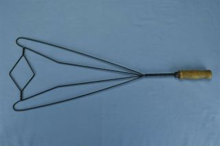 Antique Wire Carpet Rug Beater With Wood Handle Unusual Diamond Design 07834