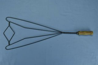 Antique WIRE CARPET RUG BEATER with WOOD HANDLE UNUSUAL DIAMOND DESIGN 07834 2