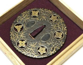 ◆l/tsuba◆ - Bukan Crest Sukashi - Yoshiro Brass Inlaying Noble 83mm Box