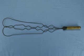 Antique UNUSUAL RARE TWISTED WIRE DESIGN CARPET RUG BEATER WOOD HANDLE 07833 2