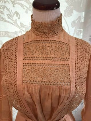 VICTORIAN 19th CENTURY HANDMADE 2 - PIECE DAY DRESS - SALMON LINEN AND LACE 3
