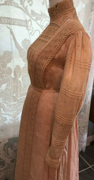 VICTORIAN 19th CENTURY HANDMADE 2 - PIECE DAY DRESS - SALMON LINEN AND LACE 4