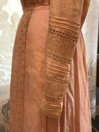 VICTORIAN 19th CENTURY HANDMADE 2 - PIECE DAY DRESS - SALMON LINEN AND LACE 5