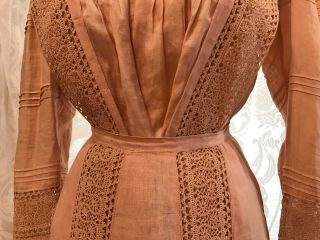 VICTORIAN 19th CENTURY HANDMADE 2 - PIECE DAY DRESS - SALMON LINEN AND LACE 6