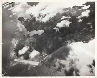 Us Navy Attacks Truk Lagoon (4 Photos) - 1944