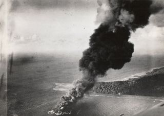 US NAVY ATTACKS TRUK LAGOON (4 PHOTOS) - 1944 3