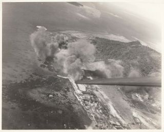 US NAVY ATTACKS TRUK LAGOON (4 PHOTOS) - 1944 5