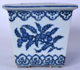 Chinese porcelain bowl Chinese blue & white porcelain planter antique ming ? 5