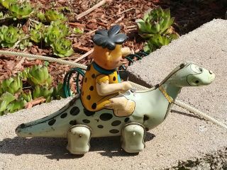 VINTAGE FLINSTONES TIN WIND UP TOY MARX FRED RIDING DINO EXTREMELY RARE. 2